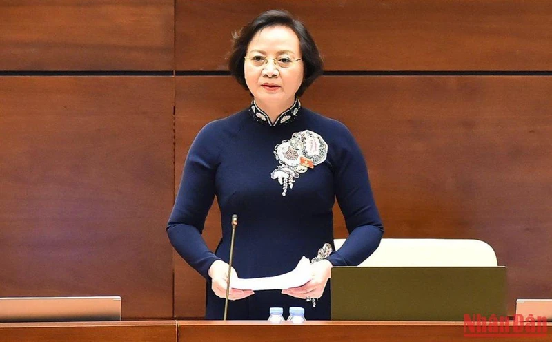 Bộ trưởng Nội vụ Phạm Thị Thanh Trà trả lời chất vấn của đại biểu Quốc hội trong phiên họp sáng 5/11. (Ảnh: THỦY NGUYÊN)