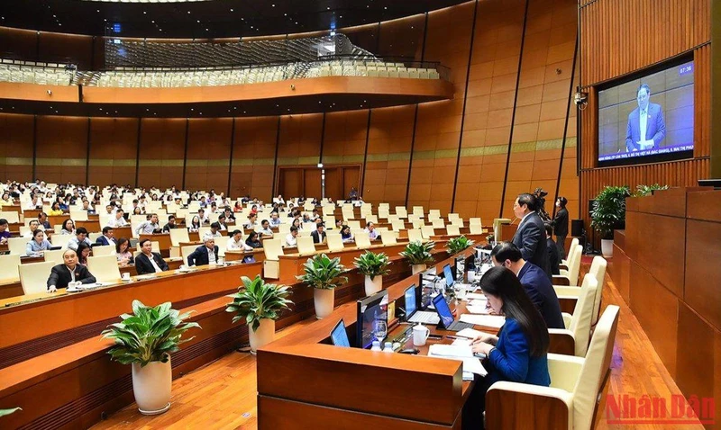 Thủ tướng Phạm Minh Chính giải trình, làm rõ một số nội dung chất vấn của đại biểu Quốc hội trong phiên họp chiều 5/11. Ảnh: THỦY NGUYÊN