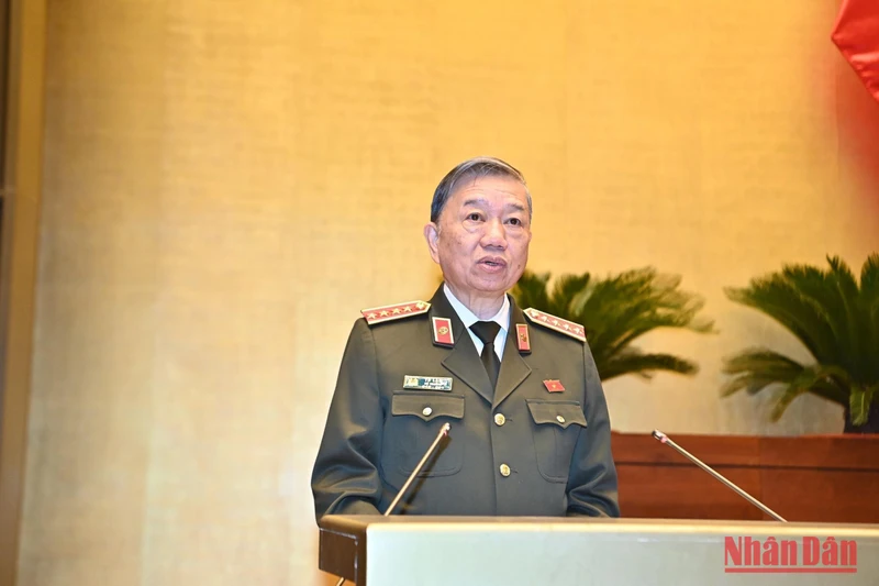 Bộ trưởng Công an Tô Lâm trình bày Báo cáo công tác phòng, chống tội phạm và vi phạm pháp luật năm 2022. Ảnh: ĐĂNG KHOA