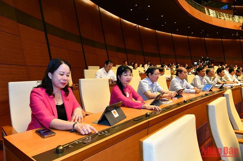 Quốc hội biểu quyết thông qua Luật Thực hiện dân chủ ở cơ sở trong phiên họp sáng 10/11. (Ảnh: THỦY NGUYÊN)