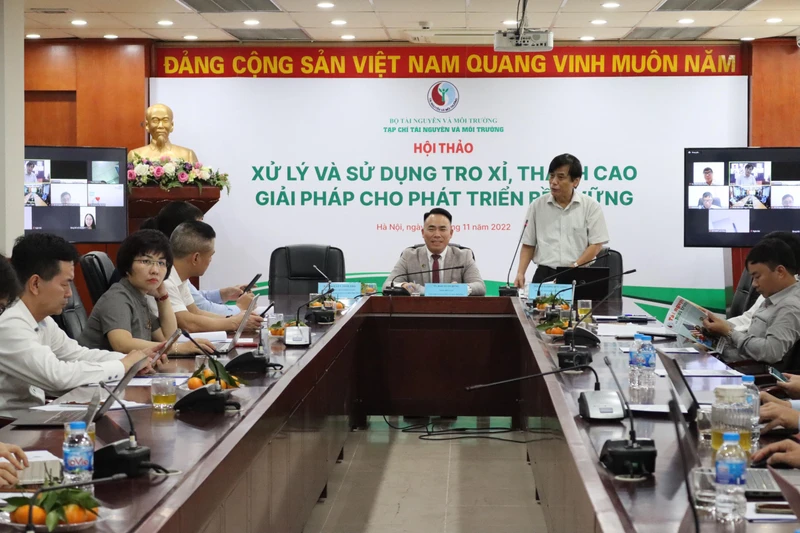 PGS, TS Lương Đức Long, Phó Chủ tịch kiêm Tổng Thư ký Hiệp hội Xi-măng Việt Nam phát biểu tại Hội thảo.
