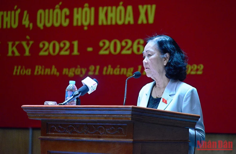Đồng chí Trương Thị Mai phát biểu ý kiến tại buổi tiếp xúc cử tri thành phố Hòa Bình.