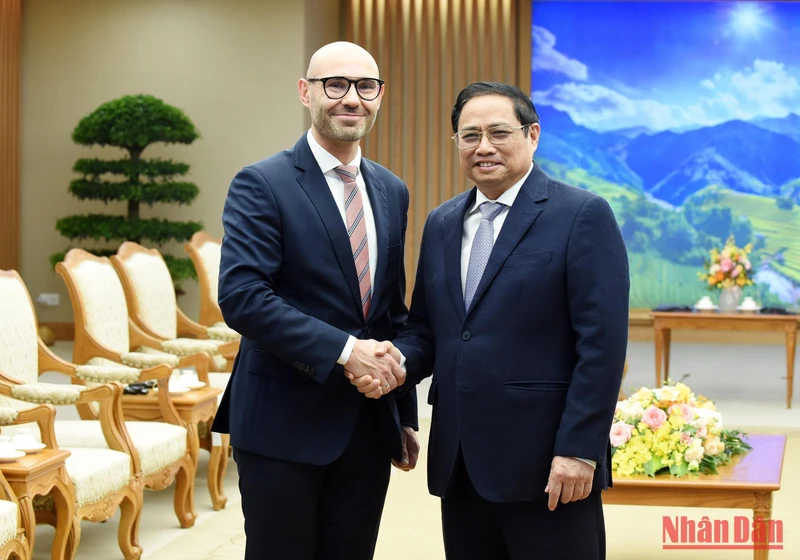 Thủ tướng Phạm Minh Chính tiếp Tổng thư ký Tòa trọng tài thường trực Marcin Czepelak. (Ảnh: TRẦN HẢI) 