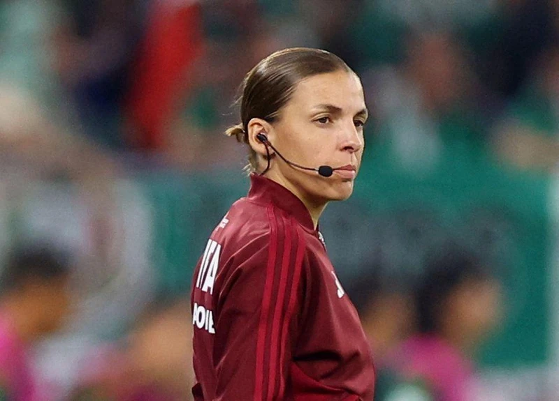 Trọng tài thứ tư Stephanie Frappart làm nhiệm vụ trong trận đấu ở bảng C - World Cup 2022 giữa Ba Lan và Mexico trên SVĐ 974 ở Doha, Qatar. (Ảnh: Reuters)