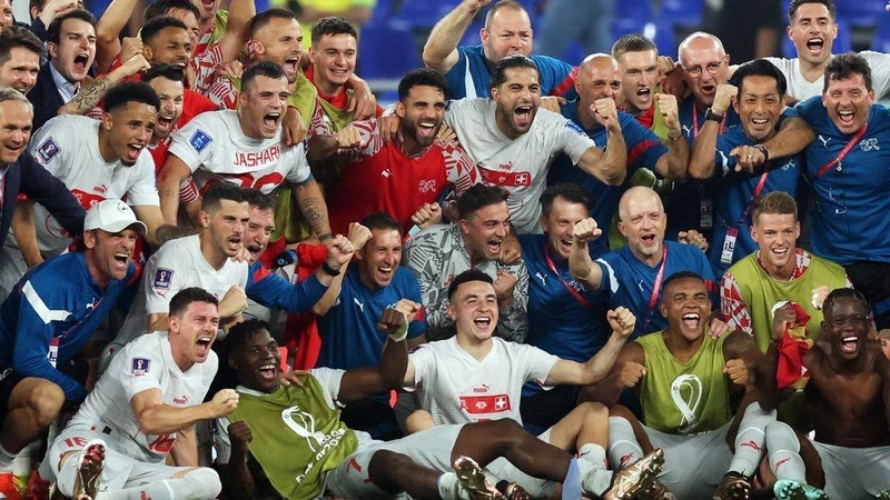 Đội tuyển Thụy Sĩ ăn mừng sau khi giành vé vào vòng 1/8 World Cup 2022. (Ảnh: Reuters)