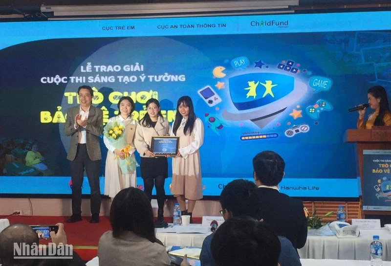 Cục trưởng Cục Trẻ em Đặng Hoa Nam trao giải Nhất cho tập thể GTeam với bài thi “Thủ lĩnh tương lai”. 