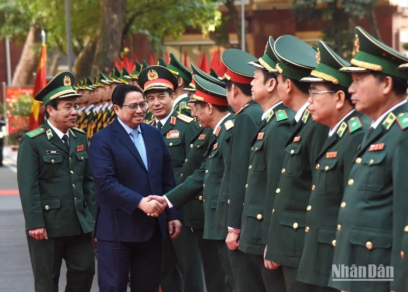 Lãnh đạo Bộ Tư lệnh Bộ đội Biên phòng đón Thủ tướng Phạm Minh Chính. (Ảnh: TRẦN HẢI)