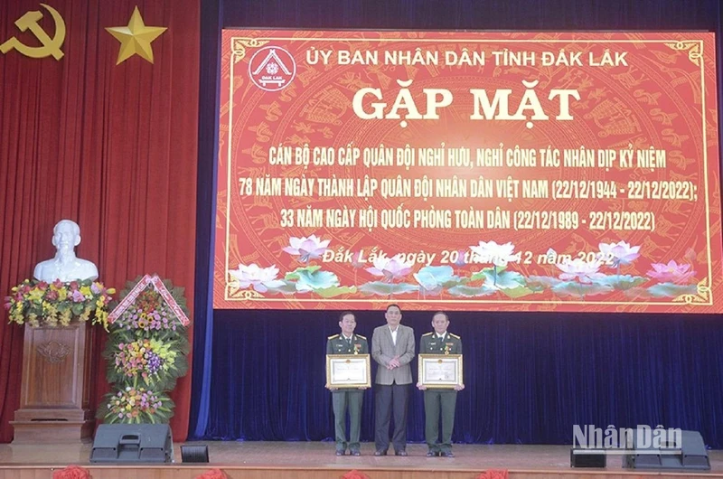 Thừa ủy quyền của Chủ tịch nước, Phó chủ tịch Ủy ban nhân dân tỉnh Đắk Lắk Võ Văn Cảnh trao Huân chương Bảo vệ Tổ quốc hạng Ba cho các cá nhân.