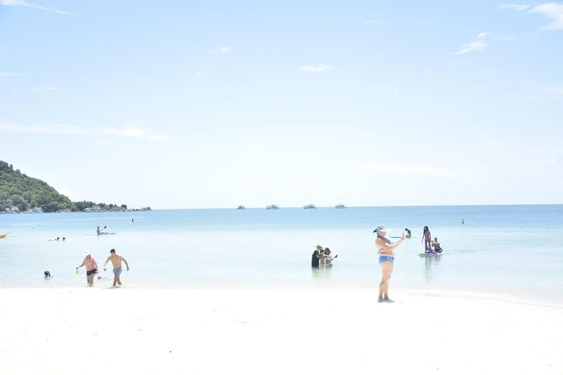 Khách du lịch tắm biển ở một bãi biển thuộc phường An Thới, thành phố Phú Quốc.