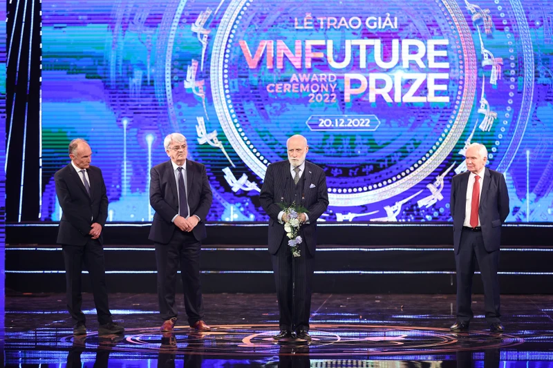 Giải thưởng Chính VinFuture 2022 vinh danh các tầng phát minh đột phá trong việc kết nối công nghệ mạng toàn cầu.