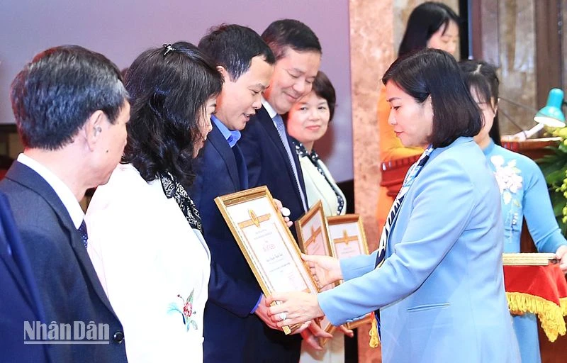 Lãnh đạo Thành ủy Hà Nội trao bằng khen cho các cá nhân xuất sắc trong công tác kiểm tra, giám sát.