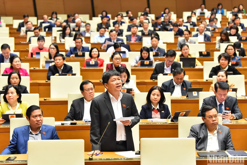 Đại biểu Tạ Văn Hạ phát biểu trong phiên thảo luận ở hội trường sáng 9/1. (Ảnh: THỦY NGUYÊN)