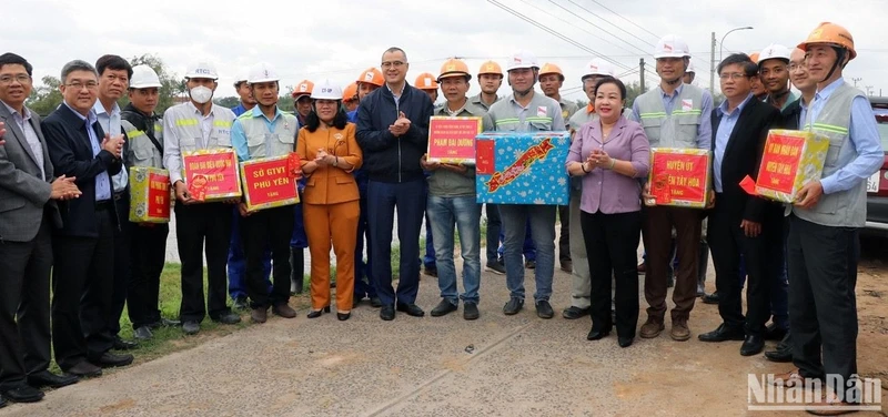 Lãnh đạo tỉnh Phú Yên thăm, tặng quà chúc Tết cán bộ công nhân đang thi công trên công trường dự án thành phần tuyến cao tốc bắc-nam đoạn qua Phú Yên.