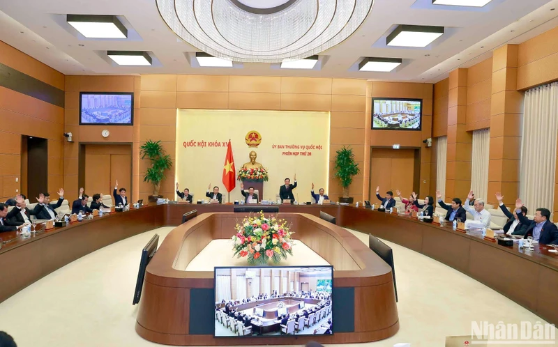 Ủy ban Thường vụ Quốc hội biểu quyết thông qua các Nghị quyết về thành lập một số đơn vị hành chính cấp huyện, cấp xã của 10 tỉnh. (Ảnh: DUY LINH) 