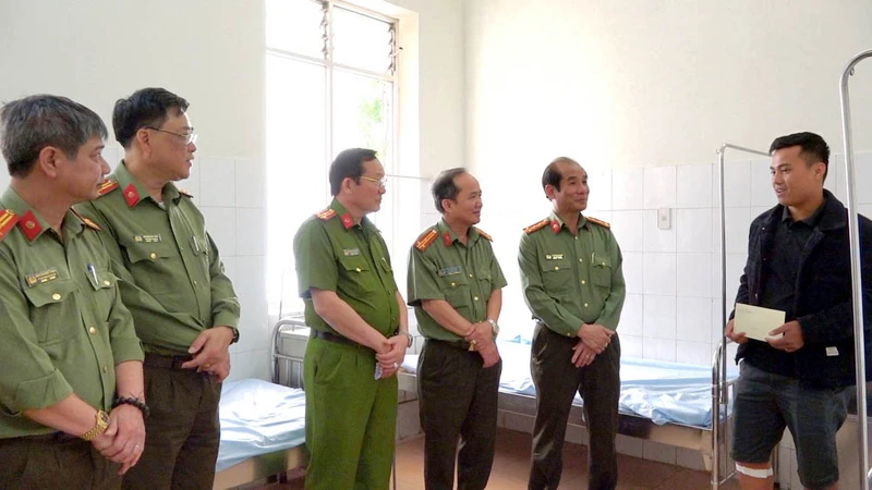 Đại diện lãnh đạo Công an tỉnh Lâm Đồng và huyện Lâm Hà thăm hỏi Thượng úy Nguyễn Trung Kiên. (Ảnh: Công an tỉnh Lâm Đồng)