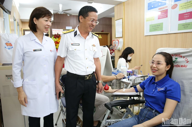 Người lao động Tổng công ty Tân Cảng Sài Gòn tham gia hiến máu cứu người.