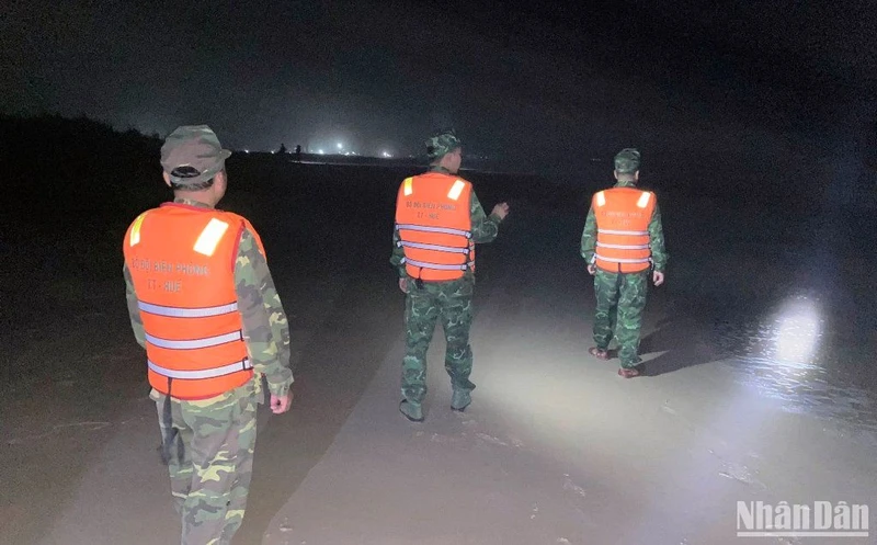 Lực lượng Đồn biên phòng cửa khẩu cảng Thuận An phối hợp chính quyền địa phương tổ chức nhiều ngày tìm kiếm thuyền viên gặp nạn.