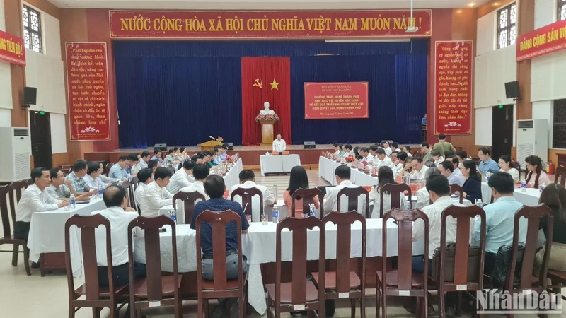 Phó Bí thư thường trực Thành ủy, Chủ tịch HĐND thành phố Đà Nẵng Lương Nguyễn Minh Triết nhấn mạnh cần đẩy mạnh thực hiện các Nghị quyết của HĐND thành phố về phát triển kinh tế-xã hội huyện Hòa Vang. 