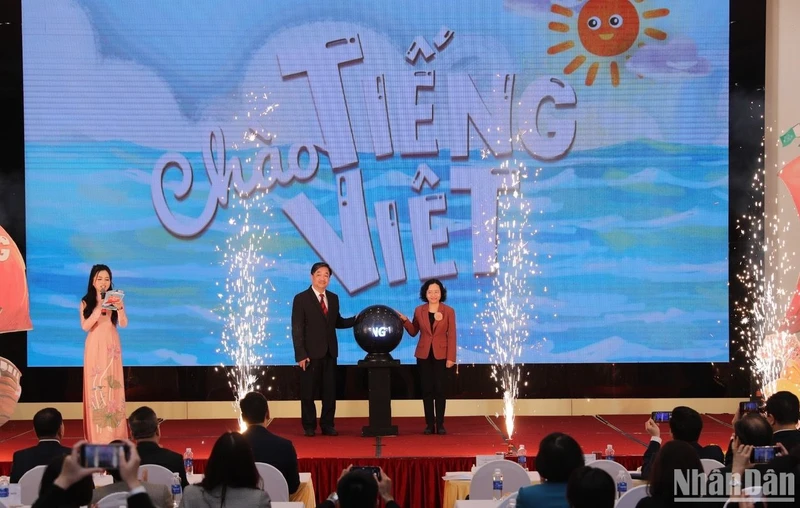 Các đại biểu ấn nút khởi động chương trình truyền hình "Chào tiếng Việt".