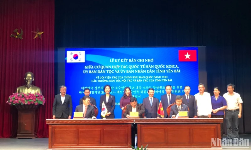 Đại diện KOICA Việt Nam, Ủy ban Dân tộc và tỉnh Yên Bái ký kết Bản ghi nhớ về gói viện trợ không hoàn lại của Chính phủ Hàn Quốc. (Ảnh: VIẾT TÔN)