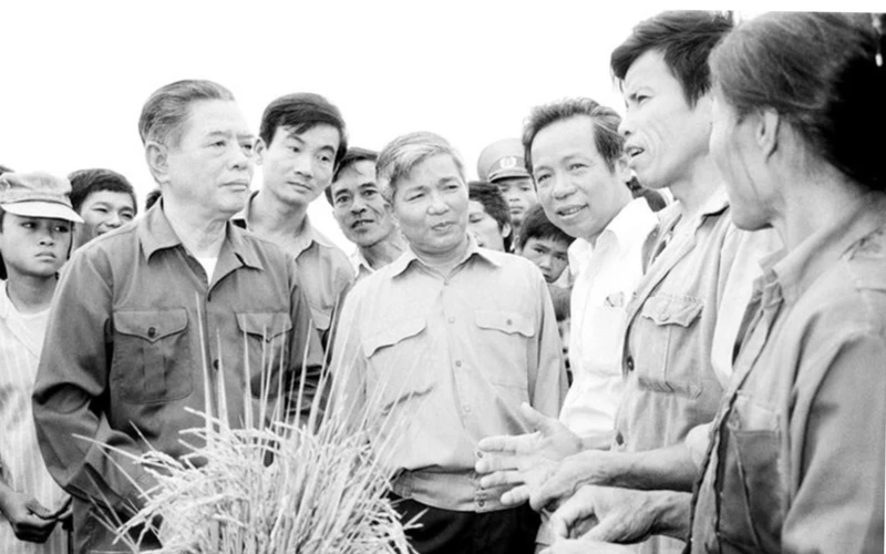 Tổng Bí thư Nguyễn Văn Linh về thăm và nói chuyện với bà con nông dân Hợp tác xã Tùng Phong, xã Tùng Ảnh, huyện Đức Thọ, tỉnh Nghệ Tĩnh (từ ngày 23 đến 27/5/1990). (Ảnh: TTXVN)