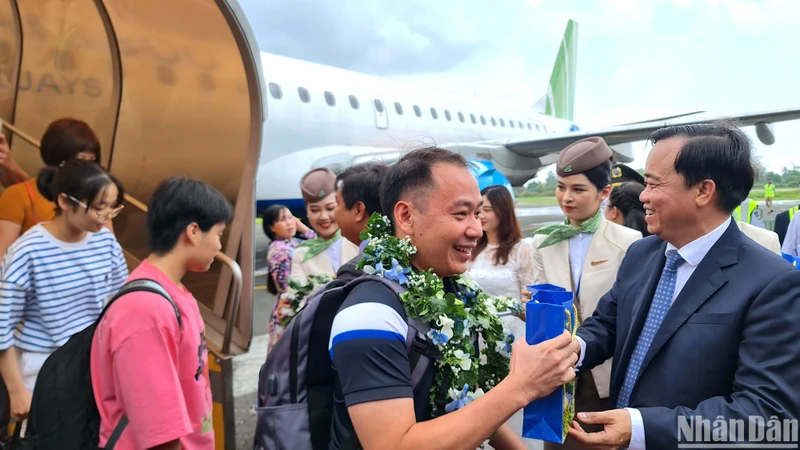 Lãnh đạo tỉnh Cà Mau ra tận nơi chào mừng, tặng quà cho những vị khách đầu tiên trên chuyến bay QH128 của Bamboo Airways.