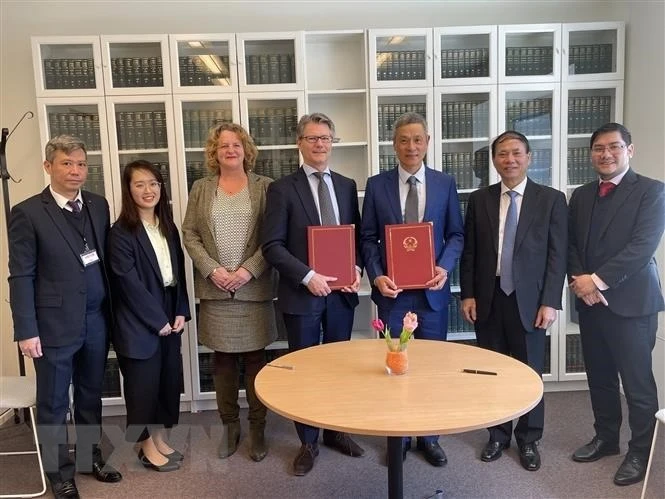 Bộ Ngoại giao Việt Nam và Học viện Luật quốc tế La Hay ký kết Bản ghi nhớ hợp tác về đào tạo chuyên gia pháp lý quốc tế cho Việt Nam. (Ảnh: TTXVN)