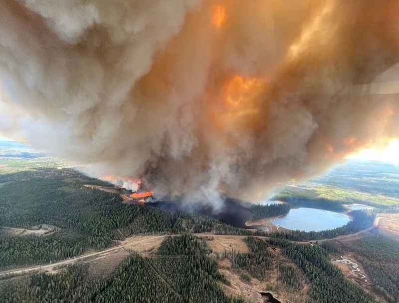 Cột khói bốc lên từ một đám cháy rừng ở tỉnh Alberta, Canada ngày 4/5/2023. (Ảnh: Reuters)