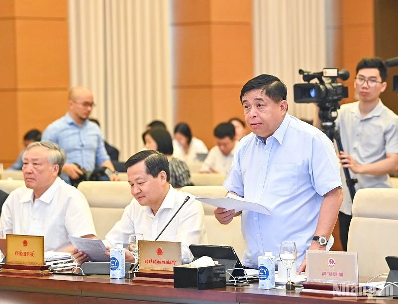 Bộ trưởng Kế hoạch và Đầu tư Nguyễn Chí Dũng trình bày báo cáo của Chính phủ tại Phiên họp thứ 23 của Ủy ban Thường vụ Quốc hội sáng 9/5. (Ảnh: DUY LINH)