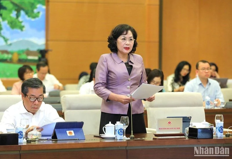 Thống đốc Ngân hàng Nhà nước Nguyễn Thị Hồng trình bày Tờ trình của Chính phủ về dự thảo Luật Các tổ chức tín dụng (sửa đổi) trong phiên họp chiều 9/5. (Ảnh: DUY LINH) 