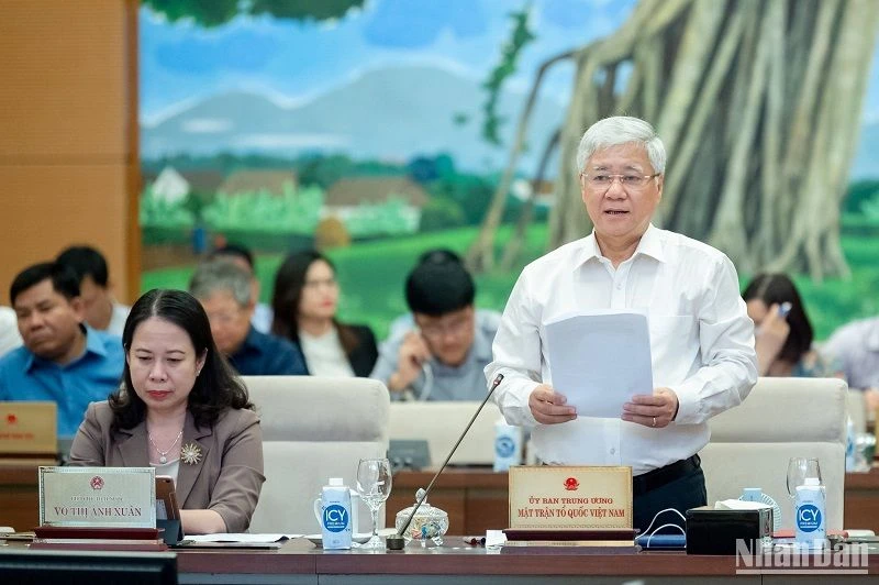 Chủ tịch Ủy ban Trung ương Mặt trận Tổ quốc Việt Nam Đỗ Văn Chiến trình bày dự thảo báo cáo tổng hợp ý kiến của cử tri và nhân dân. (Ảnh: DUY LINH)