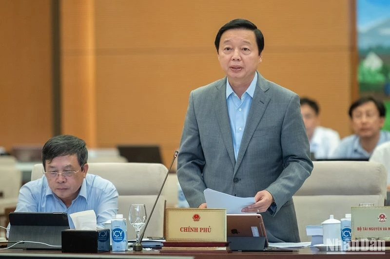 Phó Thủ tướng, Bộ trưởng Tài nguyên và Môi trường Trần Hồng Hà trình bày tóm tắt dự án Luật Đất đai (sửa đổi) trong phiên họp chiều 11/5. (Ảnh: DUY LINH)