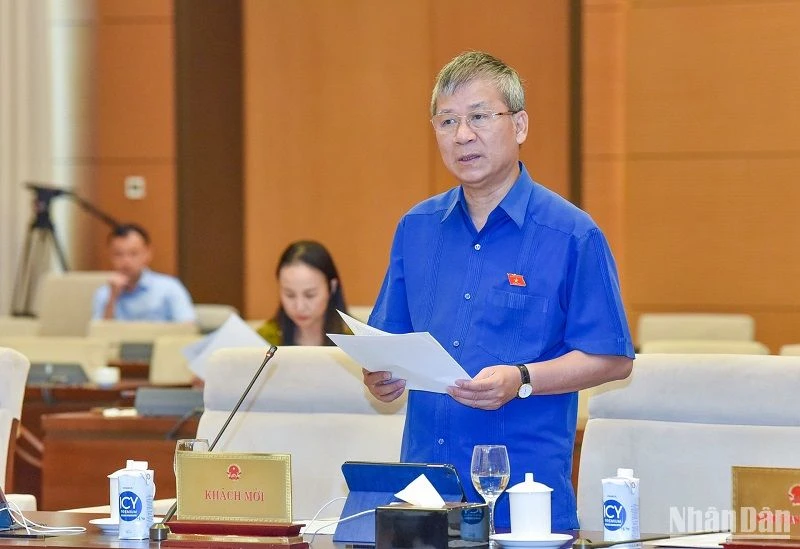 Đại biểu Quốc hội Nguyễn Anh Trí trình bày tờ trình đề nghị xây dựng dự án Luật Chuyển đổi giới tính trong phiên họp sáng 12/5. (Ảnh: DUY LINH)