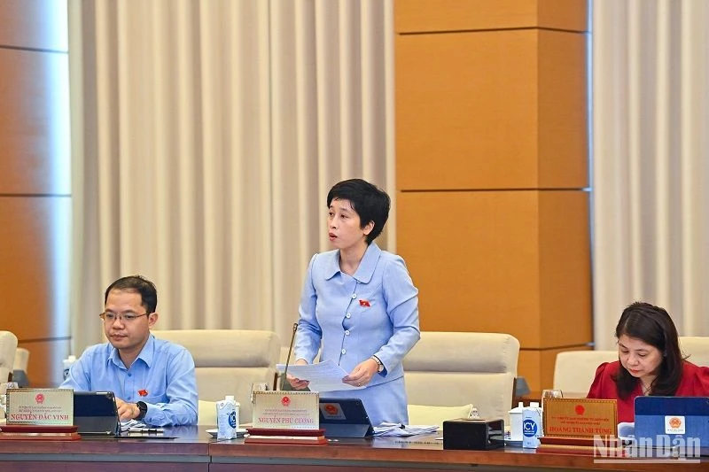 Phó Chủ nhiệm Ủy ban Tài chính, Ngân sách Nguyễn Thị Phú Hà trình bày báo cáo thẩm tra quyết toán ngân sách nhà nước năm 2021 trong phiên họp sáng 12/5. (Ảnh: DUY LINH)