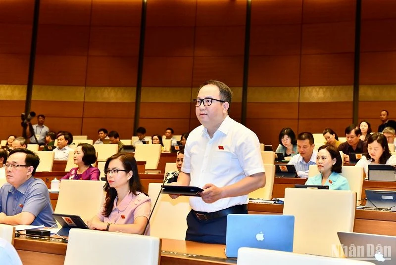 Đại biểu Quốc hội Phạm Trọng Nghĩa tham gia ý kiến thảo luận trong phiên họp sáng 23/5. (Ảnh: ĐĂNG KHOA)