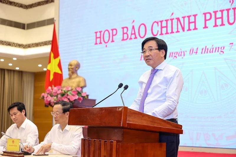 Bộ trưởng, Chủ nhiệm Văn phòng Chính phủ Trần Văn Sơn cung cấp thông tin tới báo chí tại Họp báo. (Ảnh: VGP)