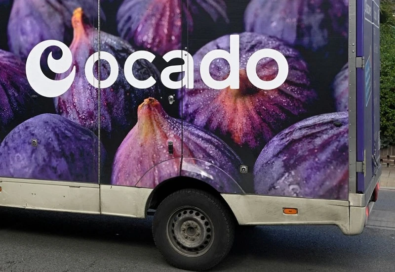 Một chiếc xe tải van giao hàng tạp hóa của Ocado chạy trên đường phố London, Vương quốc Anh, ngày 25/3/2023. (Ảnh: Reuters) 