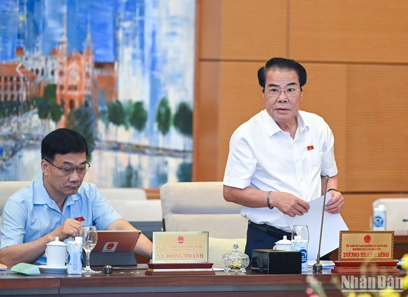 Trưởng Ban Dân nguyện Dương Thanh Bình trình bày báo cáo công tác dân nguyện của Quốc hội tháng 5 và tháng 6/2023. (Ảnh: DUY LINH)