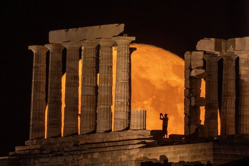 Siêu trăng phía sau Đền thờ Poseidon gần thủ đô Athens, Hy Lạp, đêm 3/7/2023. (Ảnh: Reuters) 