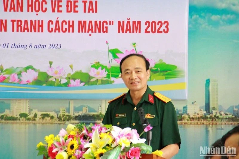 Đại tá Nguyễn Hoàng Sáu, Phó Giám đốc Nhà Xuất bản Quân đội phát biểu khai mạc Trại sáng tác.