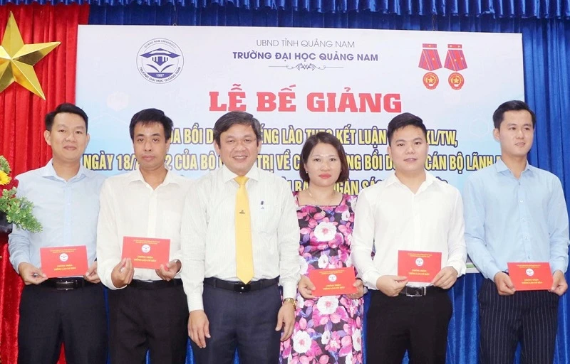 Hiệu trưởng Trường Đại học Quảng Nam Huỳnh Trọng Dương trao chứng nhận cho học viên.