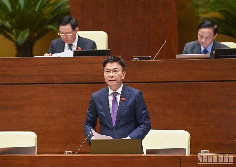 Bộ trưởng Tư pháp Lê Thành Long trả lời chất vấn tại Phiên họp thứ 25 của Ủy ban Thường vụ Quốc hội sáng 15/8. (Ảnh: DUY LINH)