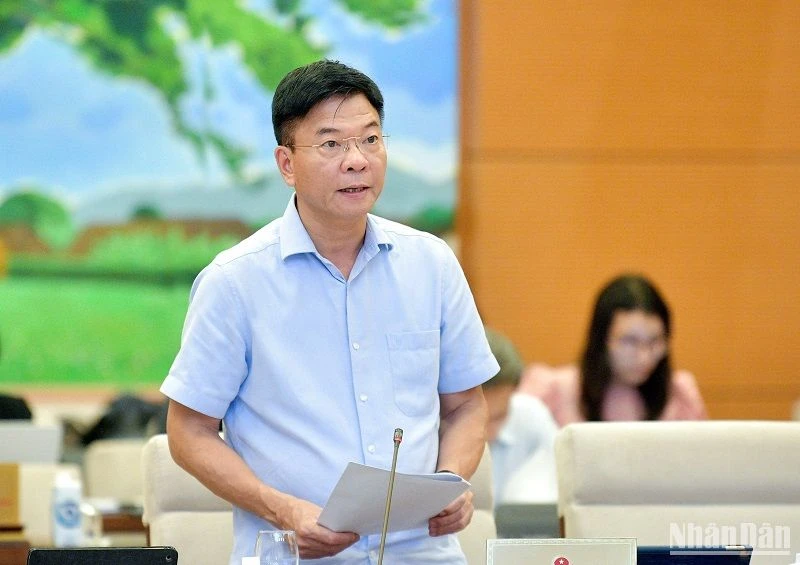 Bộ trưởng Tư pháp Lê Thành Long trình bày tờ trình về dự án Luật sửa đổi, bổ sung một số điều của Luật Đấu giá tài sản. (Ảnh: DUY LINH)