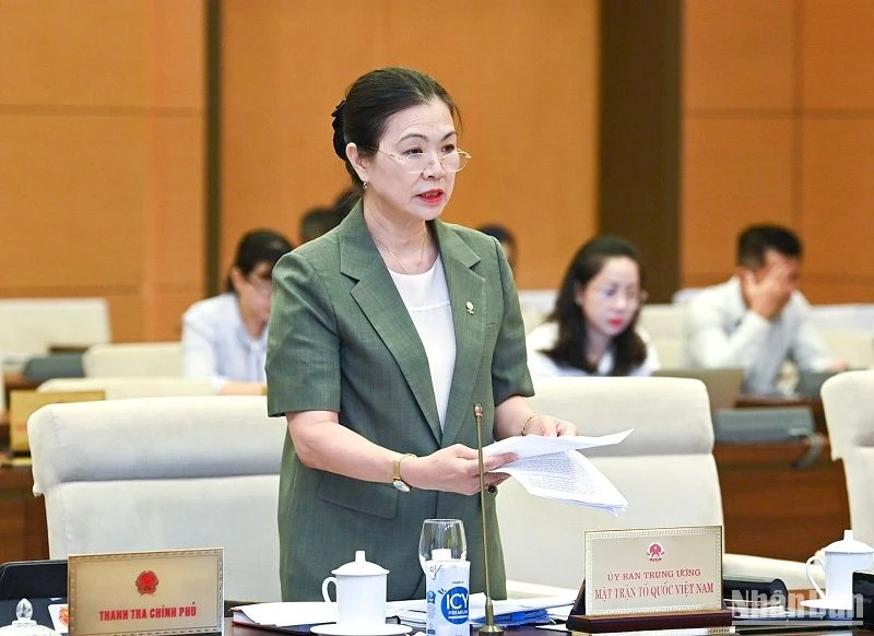 Phó Chủ tịch Ủy ban Trung ương MTTQ Việt Nam Trương Thị Ngọc Ánh báo cáo tại phiên họp sáng 16/8. (Ảnh: DUY LINH)