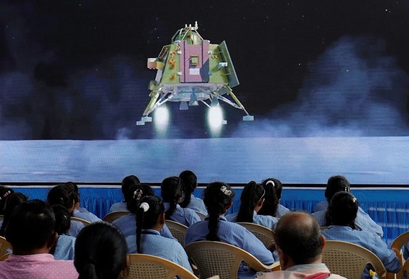Ngày 23/8 vừa qua, tàu đổ bộ Chandrayaan-3 của Ấn Độ hạ cánh thành công xuống cực nam của Mặt trăng, đánh dấu cột mốc mới trong nỗ lực trở thành cường quốc vũ trụ của quốc gia này. (Ảnh: Reuters)