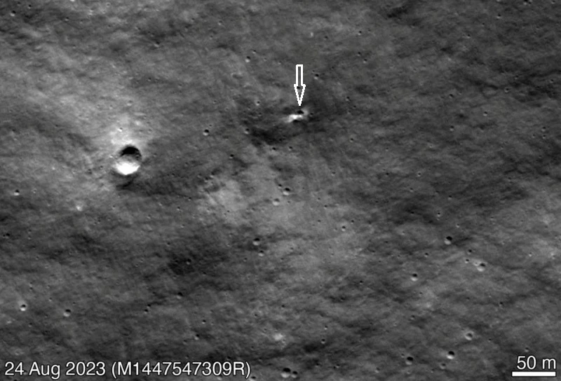 Bức ảnh do Tàu quỹ đạo trinh sát Mặt trăng (LRO) chụp cho thấy một miệng hố có thể do tàu Luna-25 của Nga đâm xuống tạo ra. (Ảnh: Trung tâm Bay vũ trụ Goddard thuộc NASA/Đại học bang Arizona)