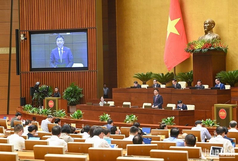 Bộ trưởng Tư pháp Lê Thành Long trả lời chất vấn tại Phiên họp thứ 25 của Ủy ban Thường vụ Quốc hội. (Ảnh: DUY LINH)