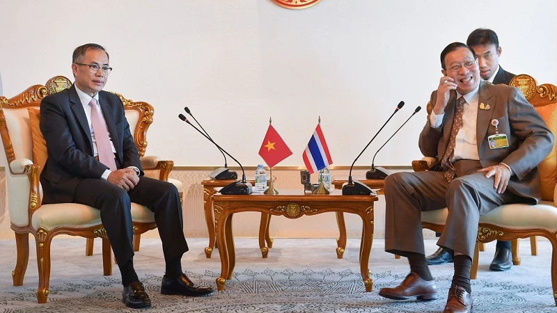 Đại sứ Phan Chí Thành trao đổi với Chủ tịch Thượng viện Thái Lan Pornpetch Wichitcholchai.