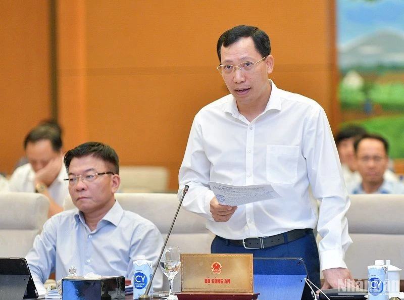 Thứ trưởng Công an Lê Văn Tuyến phát biểu ý kiến tại phiên họp Ủy ban Thường vụ Quốc hội sáng 13/9. (Ảnh: DUY LINH)