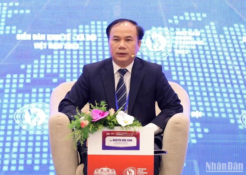 Thứ trưởng Xây dựng Nguyễn Văn Sinh tham gia ý kiến thảo luận. (Ảnh: DUY LINH)